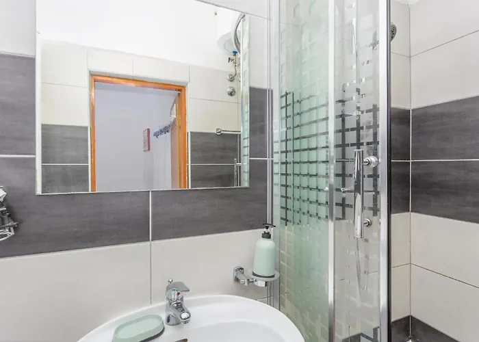1 Bedroom Stunning In * Cres