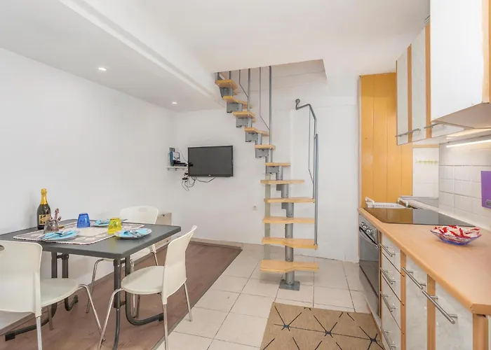 1 Bedroom Stunning In Apartment