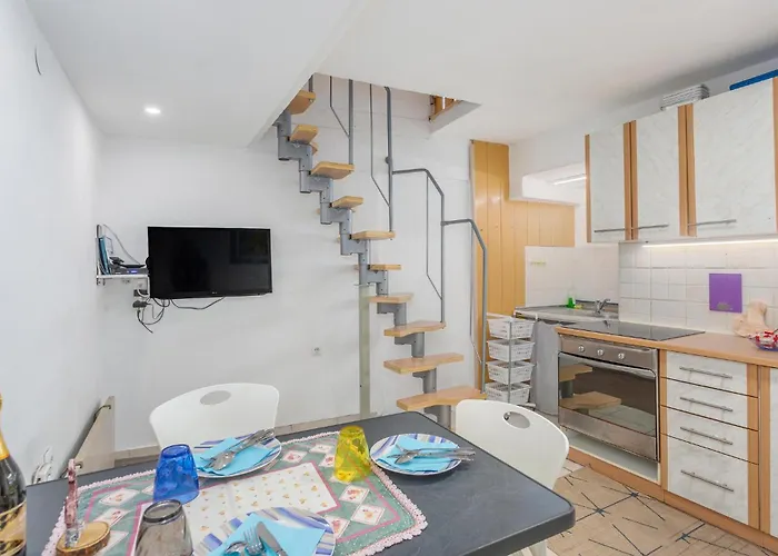 1 Bedroom Stunning In Apartment Cres