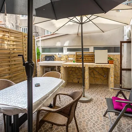 1 Bedroom Amazing Apartment In Cres ツレス