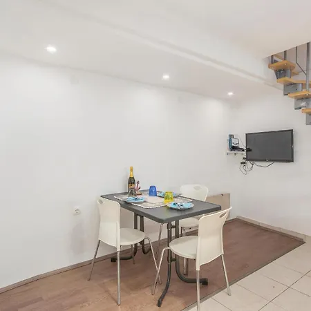 1 Bedroom Stunning In Appartamento Cres