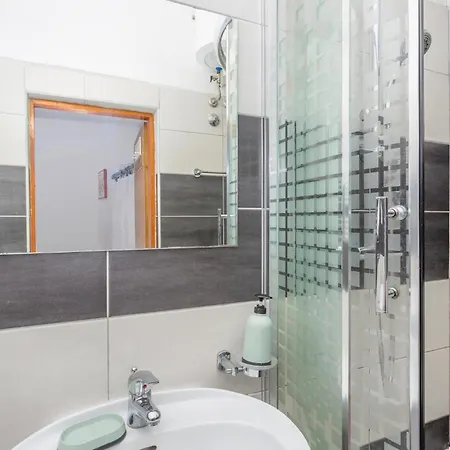 Lovely Apartment In Cres With Wifi * Cres