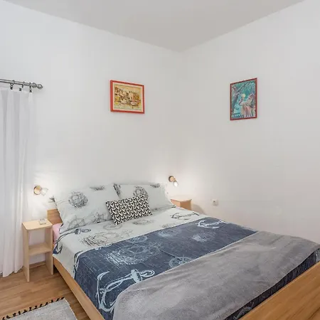 アパート 1 Bedroom Amazing Apartment In Cres ツレス