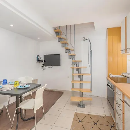 1 Bedroom Amazing Apartment In Cres Apartman